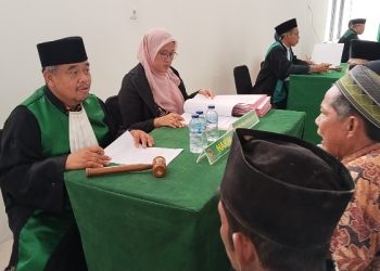 Para Pasutri mengikuti sidang isbat yang digelar pemerintah kecamatan carenang. Dok (Nurlan)