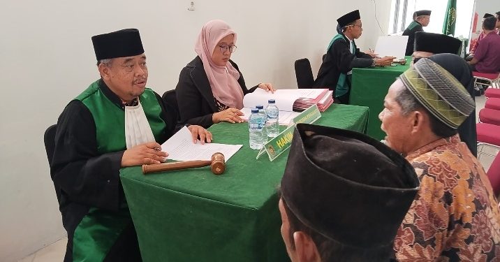 Para Pasutri mengikuti sidang isbat yang digelar pemerintah kecamatan carenang. Dok (Nurlan)